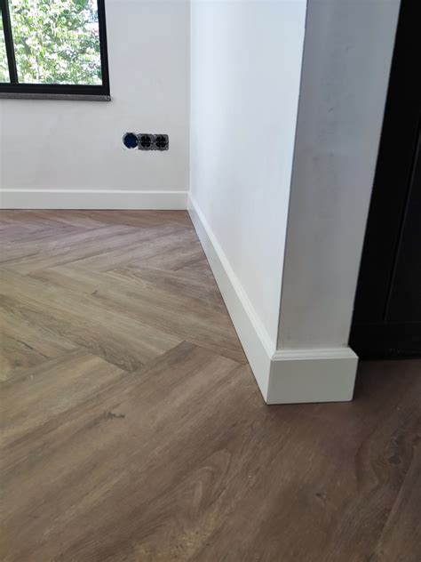 Voorbeeld van een halfronde plint, met nadruk op de subtiele ronding en afwerking.