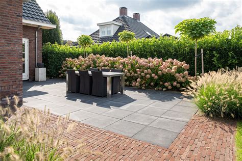 Foto van een recent aangelegde oprit of terras door Van der Veer Bestrating.