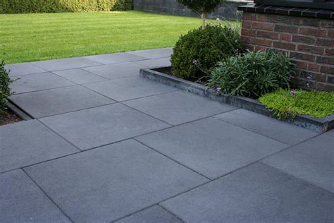 Afbeelding van verschillende soorten bestrating, zoals klinkers, tegels en natuursteen.