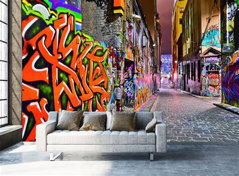 Graffiti behang woonkamer als statementwand met rustige meubels