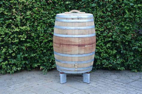 Voorbeeld: houten vat als regenton met 225 liter capaciteit
