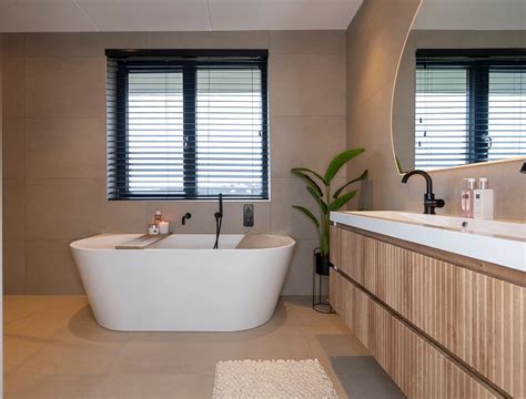 Illustratie van een moderne badkamer met een strakke inbouw regendouche.
