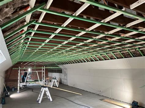 Voorbeeld van onderkant afgewerkt met Gyproc en latwerk