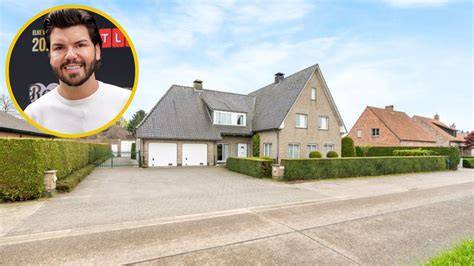 Foto van Roy Donders in een toekomstige Belgische villa in Poppel