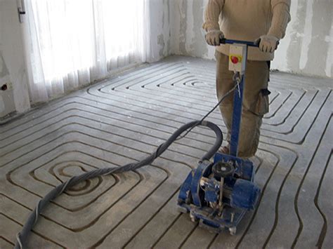 Illustratie van het infrezen van sleuven in een dekvloer voor vloerverwarming.