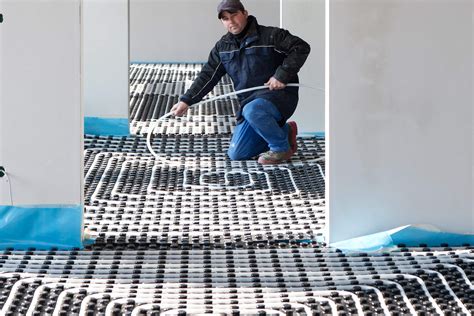 Vergelijking van natbouw en droogbouw systemen voor vloerverwarming.