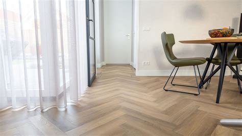 Voorbeeld van een visgraat houten vloer gelegd op vloerverwarming.