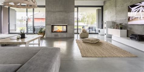 Moderne woonkamer met een gepolijste betonvloer en geïntegreerde vloerverwarming.