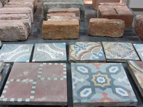 Historische cement- en terrazzotegels in verschillende patronen