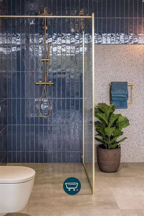 Decoratieve galerie met blauwe wandtegels en gouden kranen