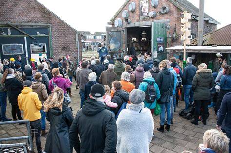 Foto van de ingang met meldingen over overlast