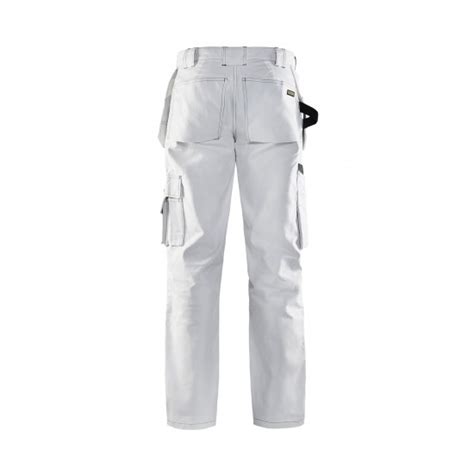 Gedetailleerde afbeelding van een moderne werkbroek voor schilders en stukadoors, met focus op de plaatsing van zakken, kniezakken en reflecterende elementen.