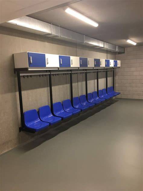 Inrichting kleedkamers schema: wandbanken, douches, lockers, wastafels
