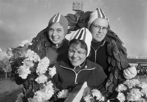 Afbeelding: Drie gouden schaatsmeisjes - Ans Schut, Stien Kaiser en Carry Geijssen