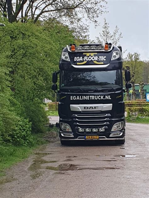 De Egalinetruck van Ega-floor-tec in actie, klaar voor grootschalige projecten.