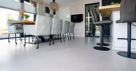 Een gedetailleerde foto van een betonlook gietvloer die de textuur en afwerking toont.