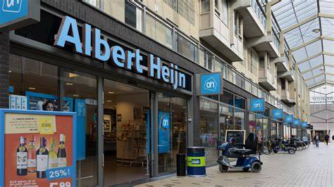 Foto van de vernieuwde winkel met ingang en duidelijk zichtbare signage