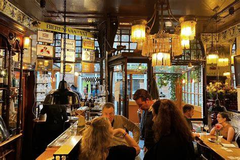 Afbeelding van tegeltableaus en interieur van Café de Bonte Koe