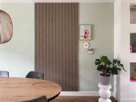 Voorbeelden van BAUX panelen in diverse kleuren en patronen, geïntegreerd in verschillende interieurstijlen.