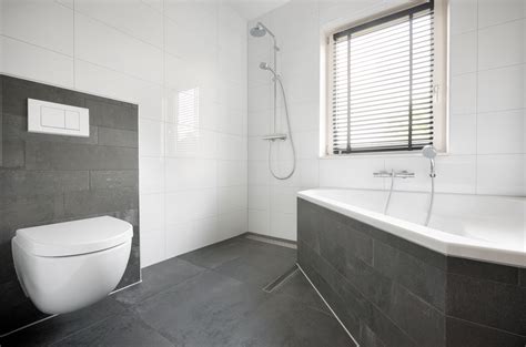 een moderne badkamer met glanzende witte wandtegels