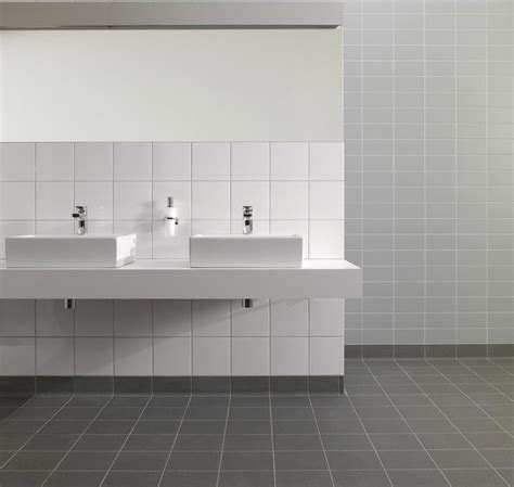 close-up van een gerectificeerde witte wandtegel met minimale voeg