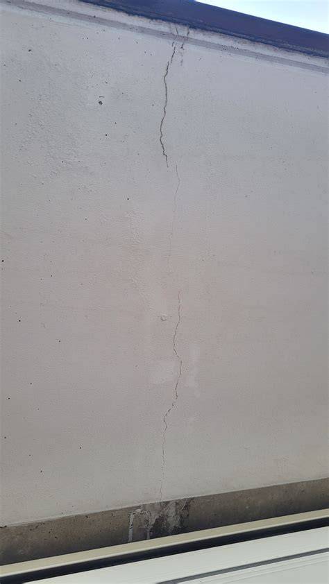 Foto van scheur in dakleer op balkon en nabij spouwverbinding