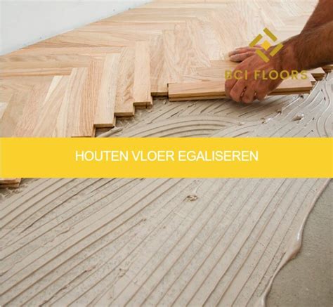 Foto van een houten vloer die voorbereid wordt voor egalisatie