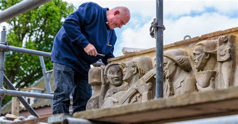 Restaurateur Greg Klaassen aan het werk aan de beeldengroep in Tienhoven