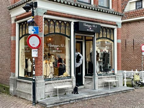 Historische gevel van winkelpui met ornamentiek, ontwerp G.D. Deventer