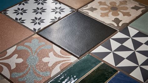 Verschillende soorten keramische tegels voor buiten met diverse looks zoals hout en beton.