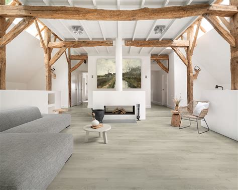 Voorbeeld van een speciale PVC-vloer met houtlook, geschikt voor buitengebruik onder een overkapping.