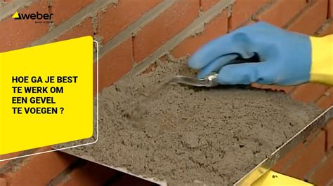 Illustratie van het repareren van voegen met een voegbord en voegspijker.