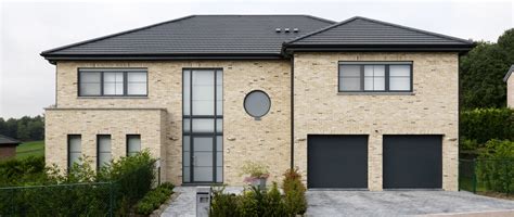 Voorbeeld van een huis met RAL 7016 antracietgrijze accenten.