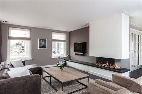 Voorbeeld van een interieur met antracietgrijze accenten en een warme ondertoon.