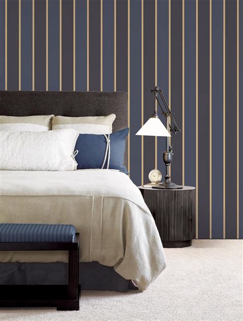 Voorbeelden van metallic strepen op behang