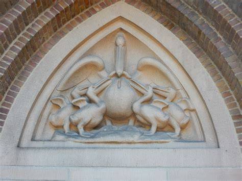 Gevelornament: pelikaan boven Paschaliskerk