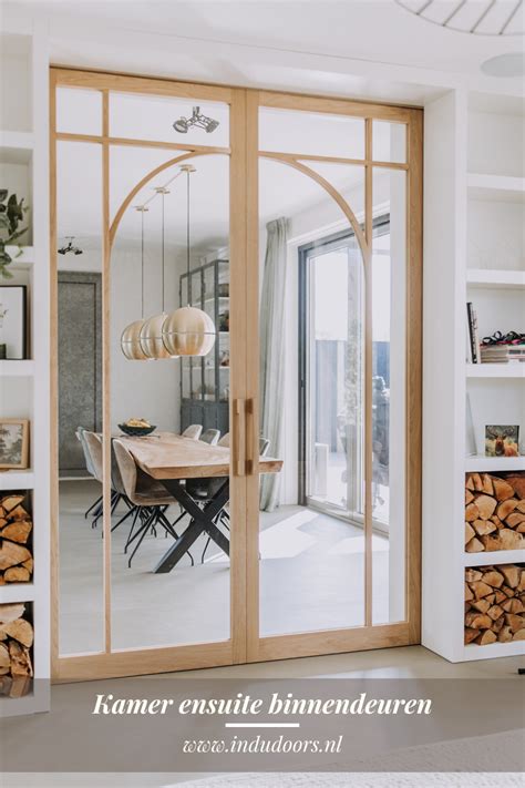 Illustratie van een moderne woonkamer met een kamerhoge binnendeur van 240 cm