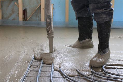 detailfoto van het afwerken van een gietdekvloer met een drijfrei