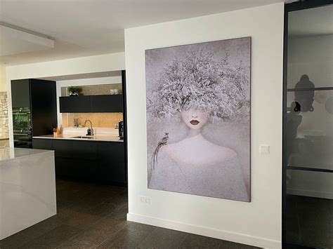 Thematische foto van een kunstwerk van Mirjam Duizendstra in een modern interieur