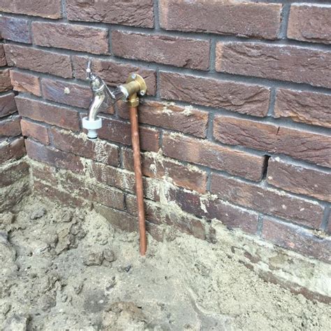 loodgieter die een waterleiding inspecteert