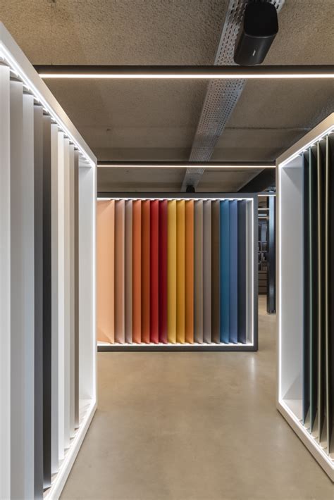 Een impressie van de showroom van Behangkoopjes met diverse behangstalen.