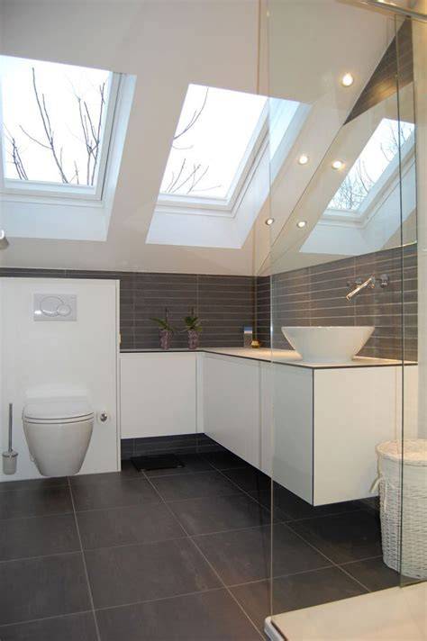 Foto: kleine badkamer met inloopdouche onder schuin plafond