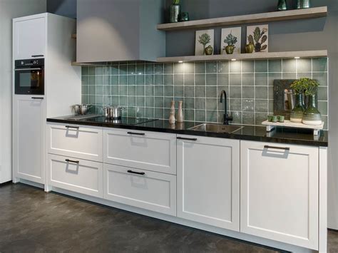 Witte metrotegel spatwand en zwart-witte keuken