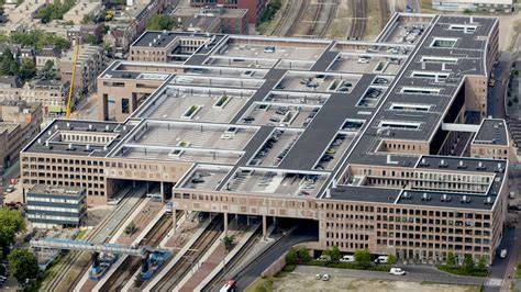 Voorbeeldarchitectuur en gevelpatronen Breda Centraal Station met baksteenpatronen en glaspartijen