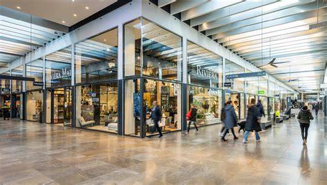 Interieurhal Breda Centraal met winkels en zitplaatsen