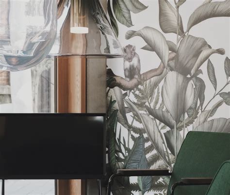 Moodboard met diverse muurdecoratie-opties: behang, schilderijen, wandrekken en planten