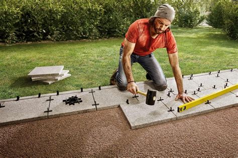 Infographic: Materialen en gereedschap voor zelf tuintegels leggen