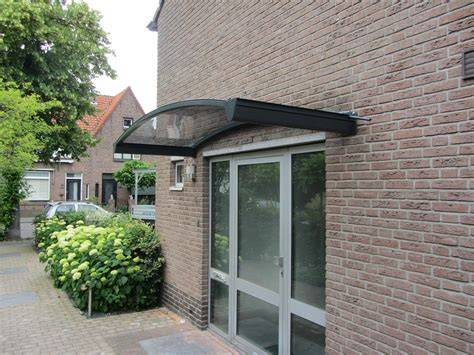 Moderne aluminium deurluifel boven entree