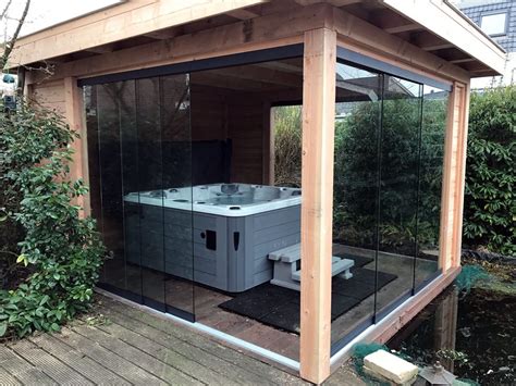 Impressie van een dakterras met tuinhuis, jacuzzi en veranda