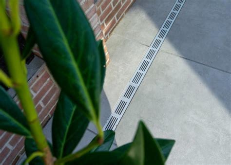 Schema van een afwateringssysteem op een parkeerdek met lijngoten